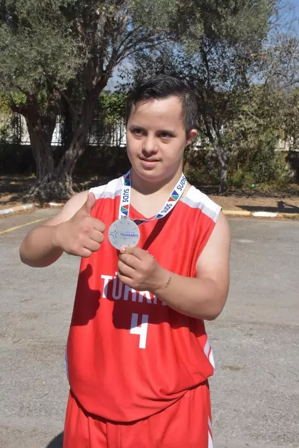 DOWN SENDROMLU MİLLİ BASKETBOLCU YUNUS EMRE, ANNESİNİN DESTEĞİYLE BAŞARIYA KOŞUYOR