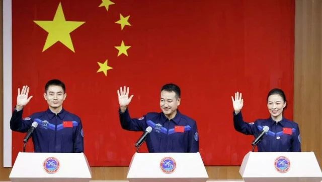 Dünya'ya 6 ay hasret kalacaklar! Çin, en uzun vadeli beşerli uzay misyonuna çıkacak takımını tanıttı