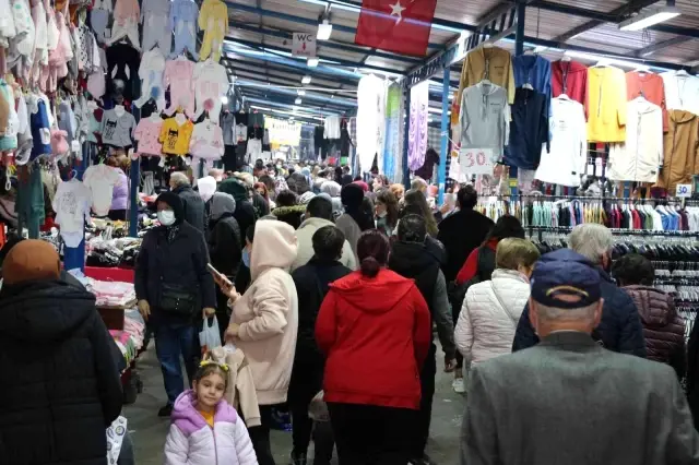 Ulus Pazarı yağmura rağmen doldu taştı, otoparklarda yer kalmadı