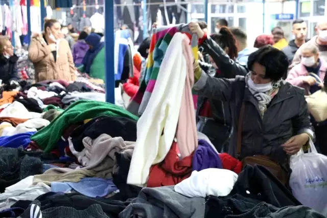 Ulus Pazarı yağmura rağmen doldu taştı, otoparklarda yer kalmadı