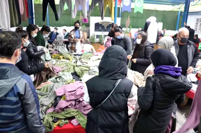 Ulus Pazarı yağmura rağmen doldu taştı, otoparklarda yer kalmadı