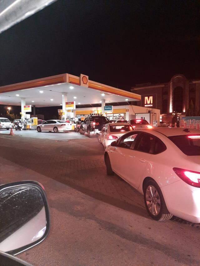 Akaryakıta zam gelmesinin ardından petrol istasyonlarında uzun kuyruklar oluştu