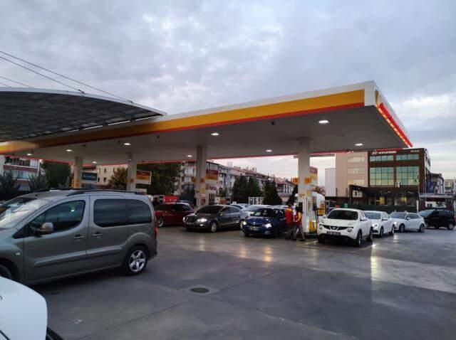 Akaryakıta zam gelmesinin ardından petrol istasyonlarında uzun kuyruklar oluştu