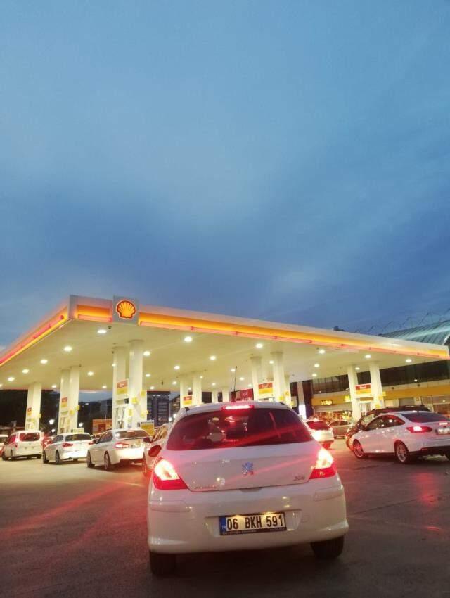 Akaryakıta zam gelmesinin ardından petrol istasyonlarında uzun kuyruklar oluştu