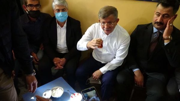 Erciş'te esnafı ziyaret eden Davutoğlu: Ailenize 'Serok Ahmet'in selamı var' deyin