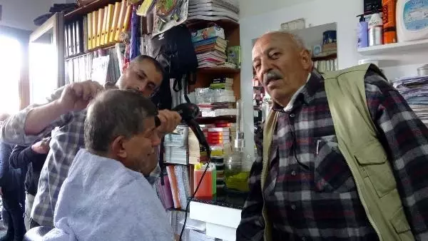 Erciş'te esnafı ziyaret eden Davutoğlu: Ailenize 'Serok Ahmet'in selamı var' deyin