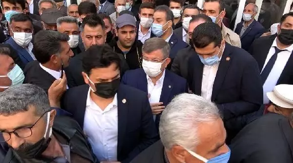 Erciş'te esnafı ziyaret eden Davutoğlu: Ailenize 'Serok Ahmet'in selamı var' deyin
