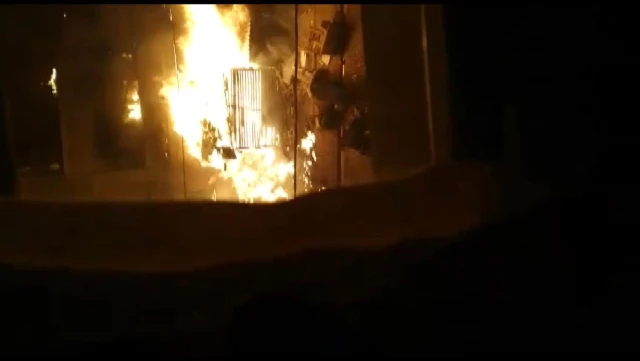 Esenyurt'ta 3 katlı binanın doğalgaz hattındaki parlama nedeniyle iki daire alev alev yandı