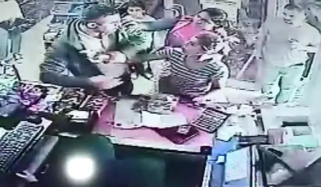 Esenyurt'ta kadın hırsızlar yakalanınca soyunma numarası yapıp kaçtı
