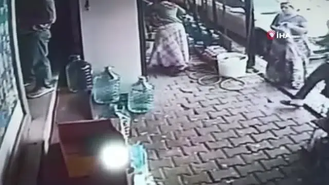 Esenyurt'ta kadın hırsızlar yakalanınca soyunma numarası yapıp kaçtı