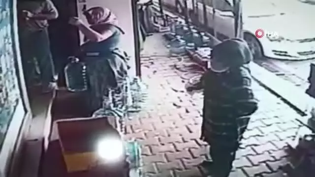Esenyurt'ta kadın hırsızlar yakalanınca soyunma numarası yapıp kaçtı