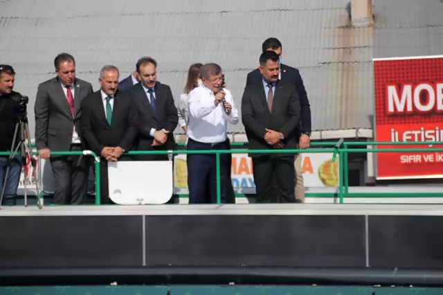 Gelecek Partisi Genel Başkanı Davutoğlu esnafı ziyaret etti