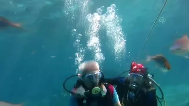 Görme engelli 9 kişi deniz dibinde beyaz bastonla yürüyüş yaptı