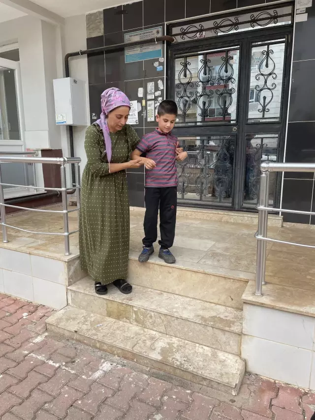 Görme engelli Batuhan dünyayı annesinin gözünden tanıyor