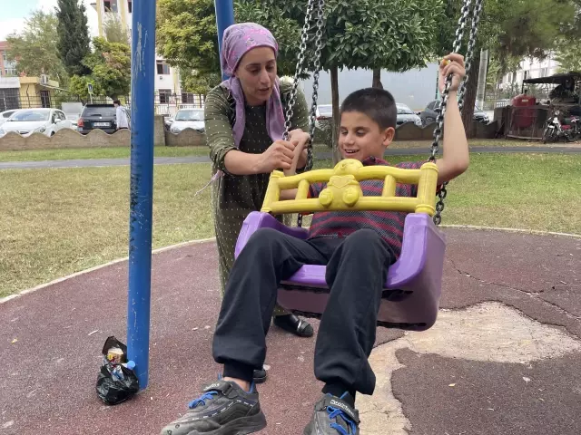 Görme engelli Batuhan dünyayı annesinin gözünden tanıyor