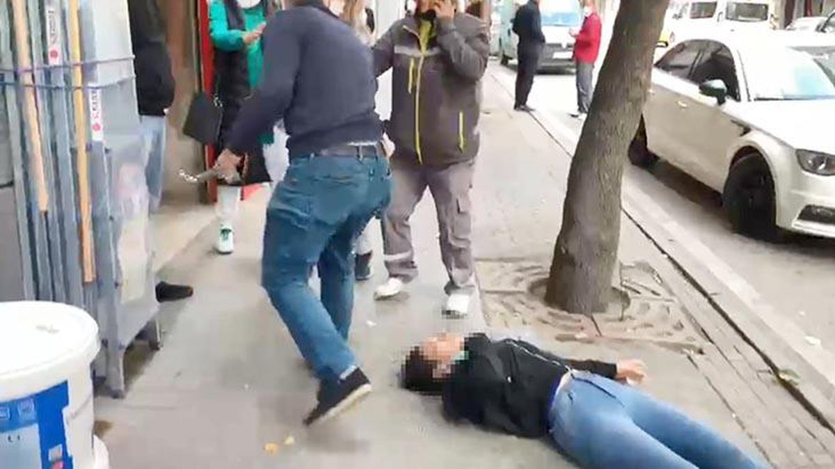 Hem tekmeledi hem yumrukladı! Gözü dönen adam, sevgilisini sokak ortasında dövdü