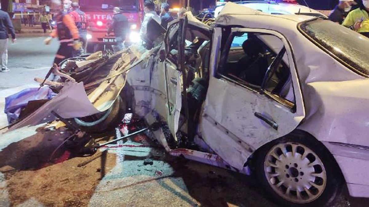 Üst geçidin beton ayağına çarpan araç, 3 kişiye mezar oldu