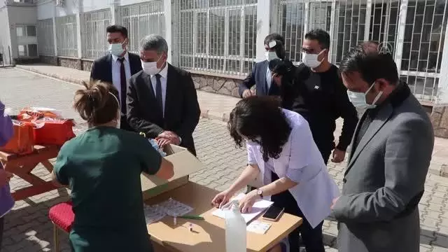 İkinci doz aşısını yaptıran öğrenciye bir çift ayakkabı hediye