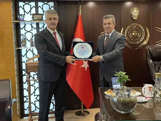 İZMİR ADLİYESİ'NDE DEVİR TESLİM TÖRENİ YAPILDI