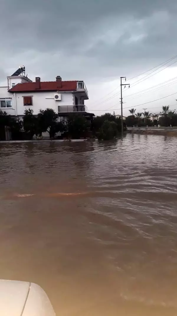İzmir'de yağmur ve rüzgar hayatı olumsuz etkiledi