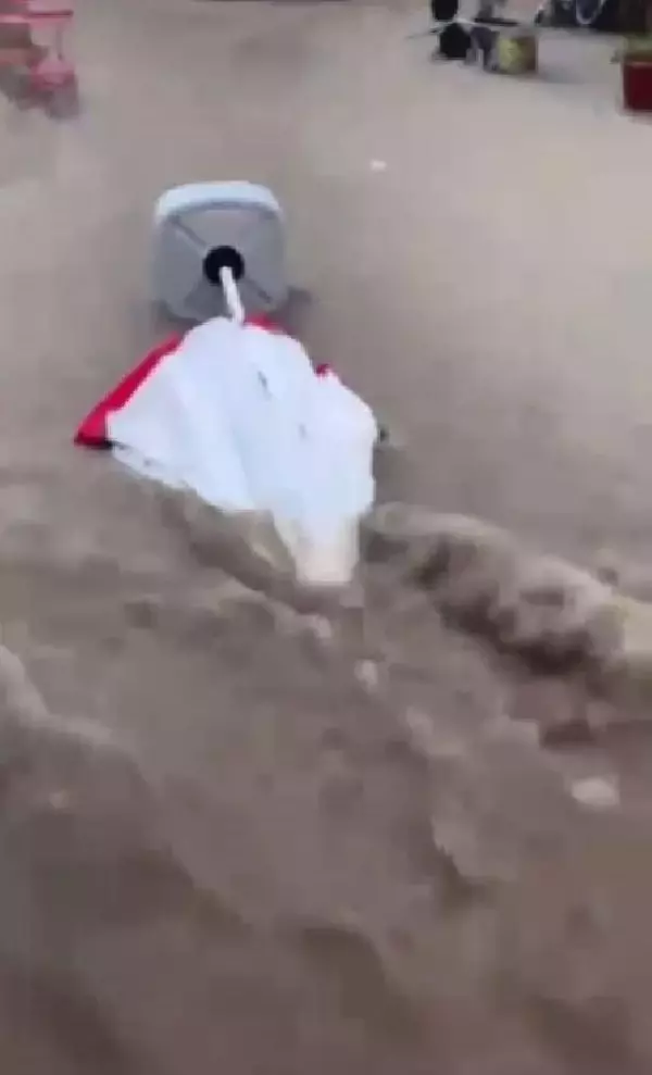 İzmir'de yağmur ve rüzgar hayatı olumsuz etkiledi