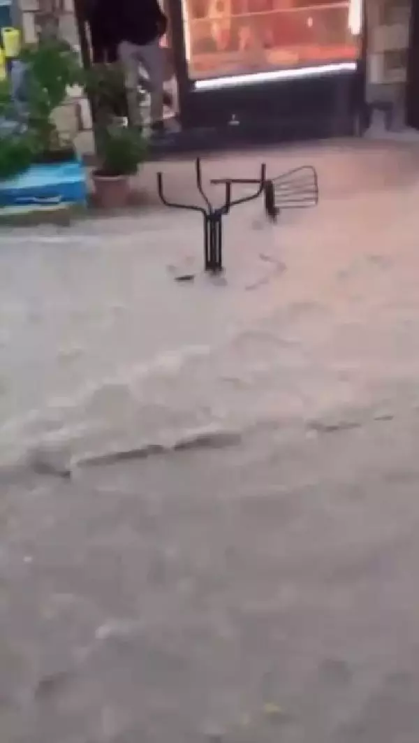 İzmir'de yağmur ve rüzgar hayatı olumsuz etkiledi