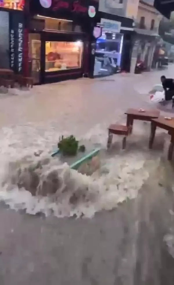 İzmir'de yağmur ve rüzgar hayatı olumsuz etkiledi