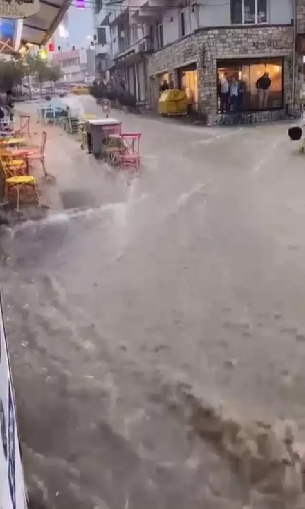 İzmir'de yağmur ve rüzgar hayatı olumsuz etkiledi