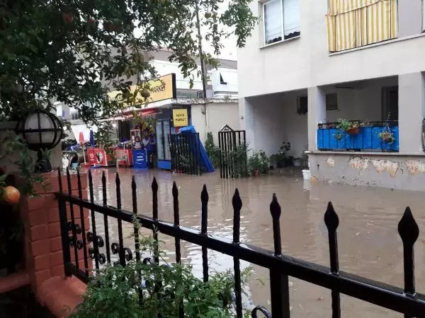 İzmir'de yağmur ve rüzgar hayatı olumsuz etkiledi