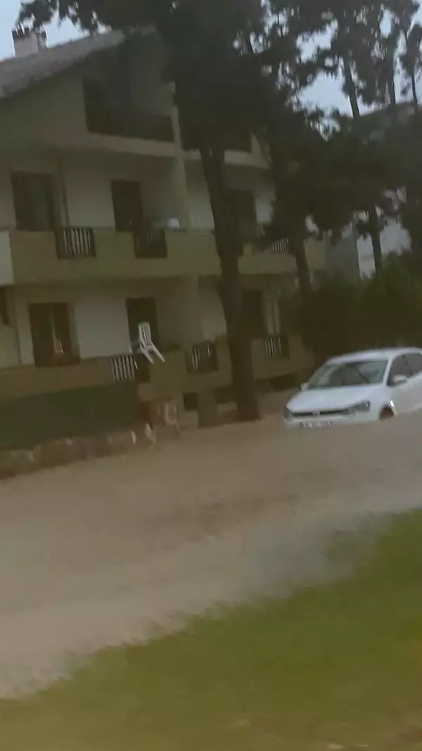 İzmir'de yağmur ve rüzgar hayatı olumsuz etkiledi