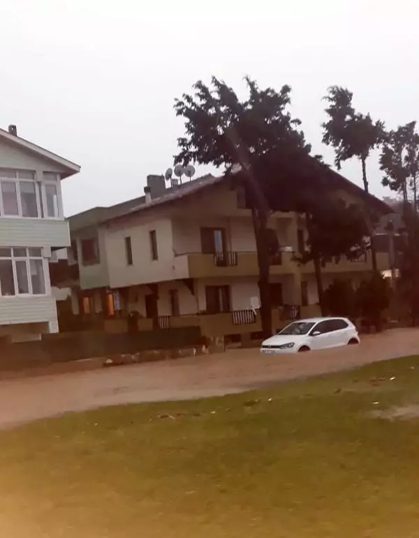 İzmir'de yağmur ve rüzgar hayatı olumsuz etkiledi