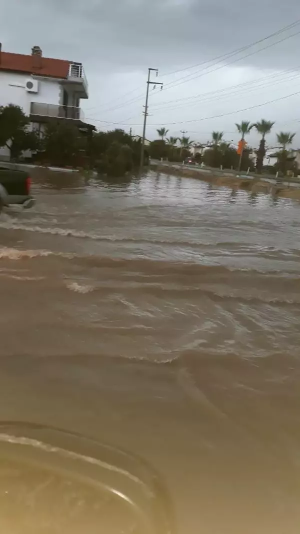 İzmir'de yağmur ve rüzgar hayatı olumsuz etkiledi
