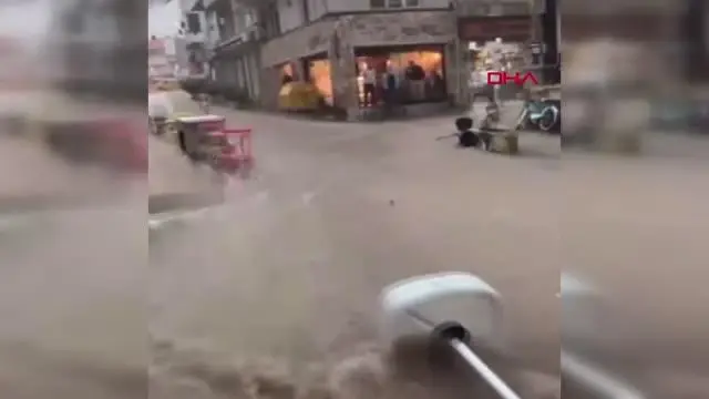 İzmir'de yağmur ve rüzgar hayatı olumsuz etkiledi