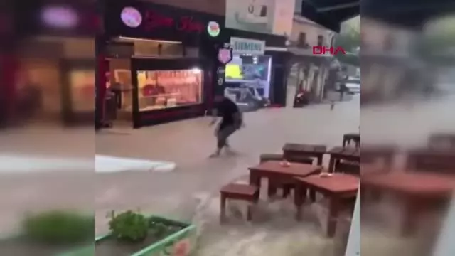 İzmir'de yağmur ve rüzgar hayatı olumsuz etkiledi