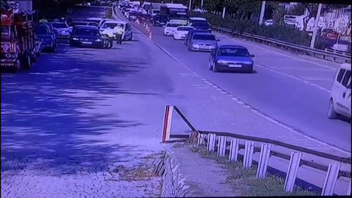 kacan surucunun otomobilinin camina tutunan t 14462410 amp