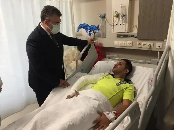 kacan surucunun otomobilinin camina tutunan t 2 14463062 o