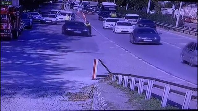 kacan surucunun otomobilinin camina tutunan t 3 14462410 o