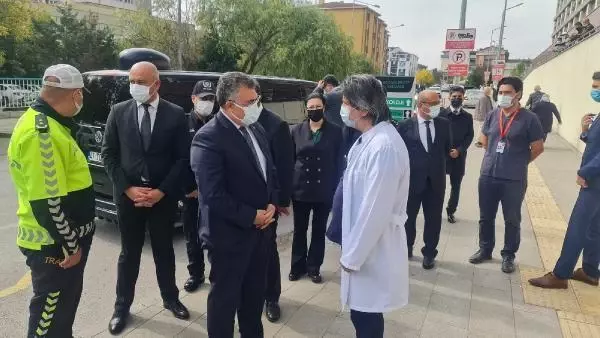 Kaçan sürücünün otomobilinin camına tutunan trafik polisi, sürüklenerek yaralandı