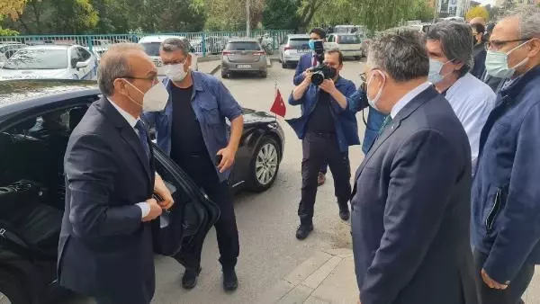 Kaçan sürücünün otomobilinin camına tutunan trafik polisi, sürüklenerek yaralandı