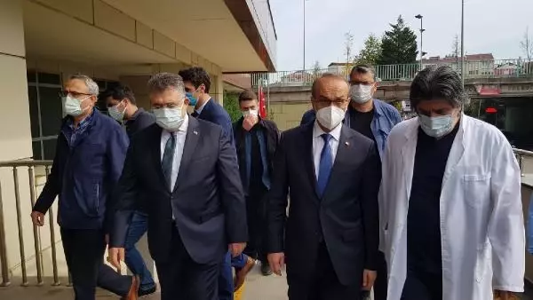 Kaçan sürücünün otomobilinin camına tutunan trafik polisi, sürüklenerek yaralandı