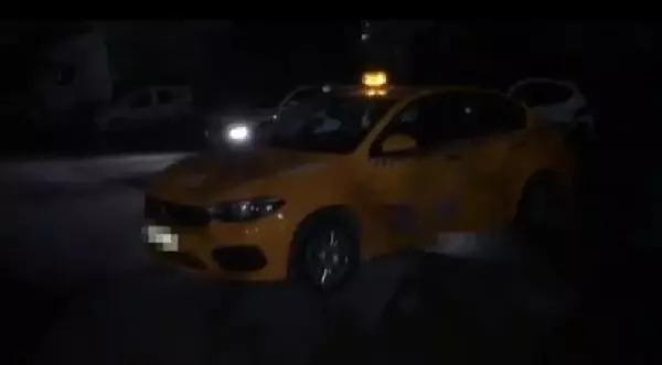 Kaldırımdan giden yayadan kornayla yol isteyen taksiciye 864 lira ceza kesildi
