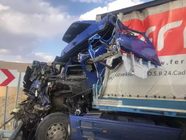 Son dakika haber! KAZADA ARAÇTA SIKIŞAN TIR'IN ŞOFÖRÜ, UZUN UĞRAŞLAR SONUCU KURTARILDI