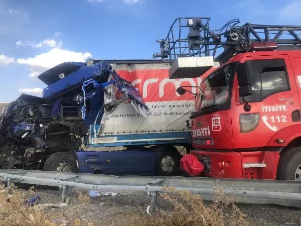 Son dakika haber! KAZADA ARAÇTA SIKIŞAN TIR'IN ŞOFÖRÜ, UZUN UĞRAŞLAR SONUCU KURTARILDI