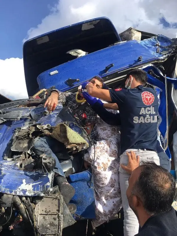 Son dakika haber! KAZADA ARAÇTA SIKIŞAN TIR'IN ŞOFÖRÜ, UZUN UĞRAŞLAR SONUCU KURTARILDI