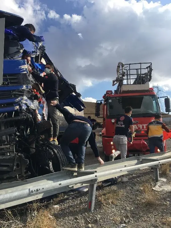 Son dakika haber! KAZADA ARAÇTA SIKIŞAN TIR'IN ŞOFÖRÜ, UZUN UĞRAŞLAR SONUCU KURTARILDI