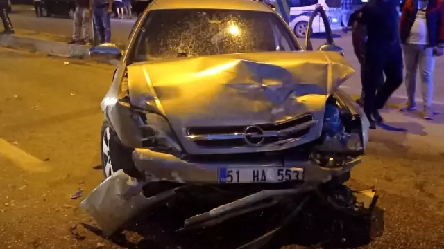 Kırmızı ışıkta durmak istemedi, araçla takla attı...O anlar kamerada
