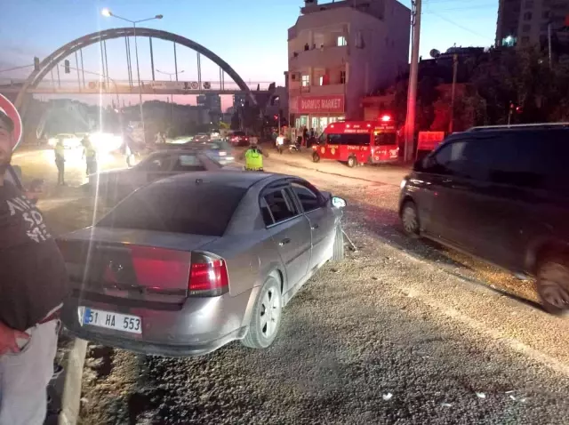 Kırmızı ışıkta durmak istemedi, araçla takla attı...O anlar kamerada