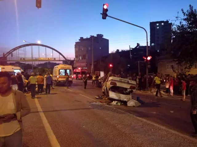 Kırmızı ışıkta durmak istemedi, araçla takla attı...O anlar kamerada