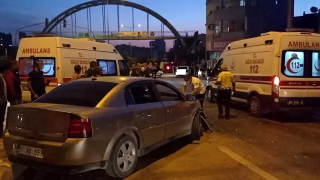 Kırmızı ışıkta durmak istemedi, araçla takla attı...O anlar kamerada
