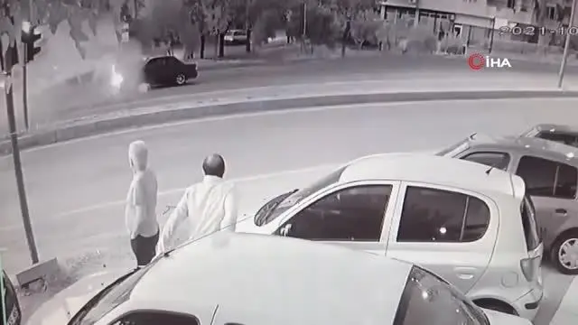 Kırmızı ışıkta durmak istemedi, araçla takla attı...O anlar kamerada
